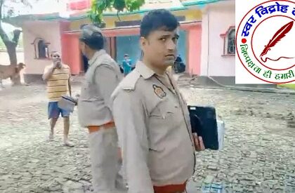 नेम प्लेट पूछने पर पुलिस हुई आगबगूला, पत्रकार को मारा थप्पड़, वीडियो वायरल !