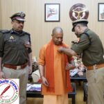 मुख्यमंत्री योगी आदित्यनाथ को उनके सरकारी आवास पर पुलिस झंडा दिवस के अवसर पर फ्लैग लगाते पुलिस महानिदेशक प्रशांत कुमार