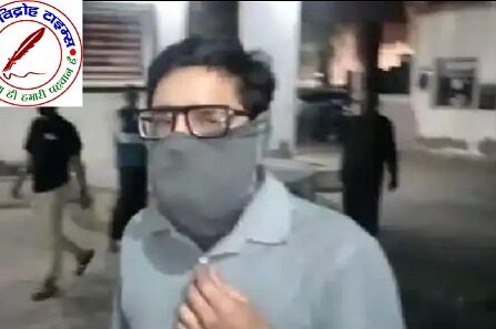 श्री बांके बिहारी मंदिर में गुल्लक की धनराशि में सेंध लगाते बैंककर्मी को रंगे हाथों पकड़ा गया !