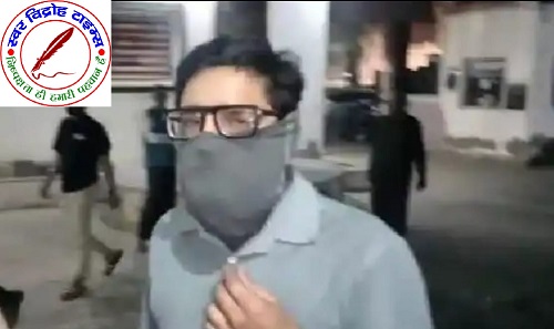 श्री बांके बिहारी मंदिर में गुल्लक की धनराशि में सेंध लगाते बैंककर्मी को रंगे हाथों पकड़ा गया !