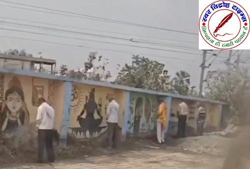 गोरखपुर रेलवे स्टेशन की दीवार पर देवी-देवताओं के चित्र, लोग कर रहे हैं खुलेआम पेशाब, सोशल मीडिया पर वीडियो वायरल !
