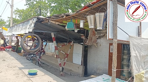 भीषण गर्मी मे पेड़ और दुकान का शेड ही सहारा बस यात्रीयो का !